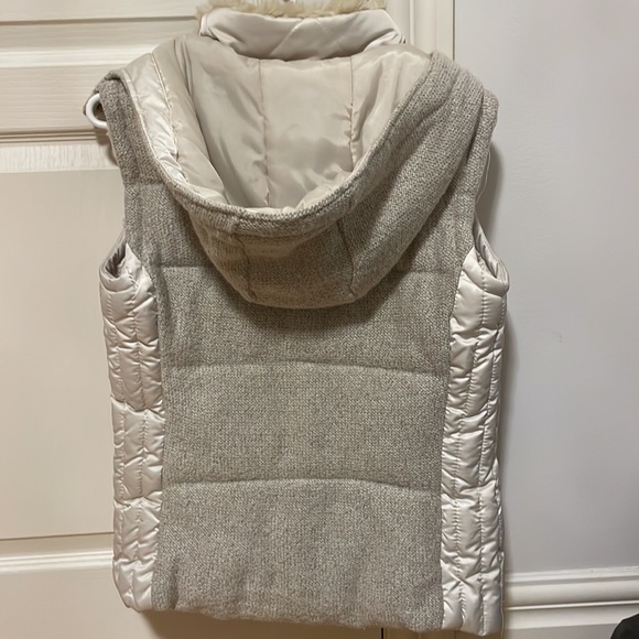 Zara sleeveless puffer vest with removeable hood - Picture 2 of 4
